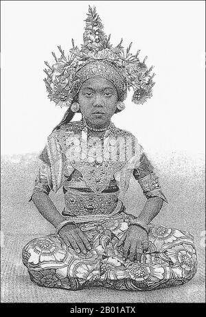 Legong è una forma di danza balinese. Si tratta di una raffinata forma danzante caratterizzata da intricati movimenti delle dita, complicati footwork, gesti espressivi ed espressioni facciali. Legong probabilmente è nato nel 19th secolo come intrattenimento reale. La leggenda narra che un principe di Sukwati si ammalò e ebbe un vivace sogno in cui due fanciulle danzavano alla musica gamelana. Quando si è ripreso, ha disposto che tali danze siano eseguite in realtà. Altri credono che il Legong abbia avuto origine con i dedari di Sanghyang, una cerimonia che coinvolge il possesso volontario di due bambine da spiriti benefiche. Foto Stock