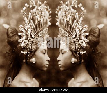 Indonesia: Ballerino balinese di legong, 1928. Legong è una forma di danza balinese. Si tratta di una raffinata forma danzante caratterizzata da intricati movimenti delle dita, complicati footwork, gesti espressivi ed espressioni facciali. Legong probabilmente è nato nel 19th secolo come intrattenimento reale. La leggenda narra che un principe di Sukwati si ammalò e ebbe un vivace sogno in cui due fanciulle danzavano alla musica gamelana. Quando si è ripreso, ha disposto che tali danze siano eseguite in realtà. Altri credono che la Legong abbia avuto origine con i dedari di Sanghyang, una cerimonia che coinvolge il possesso dello spirito. Foto Stock