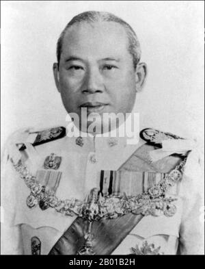 Thailandia: Field Marescial Thanom Kittikachorn (11 agosto 1911 - 16 giugno 2004), 10th primo ministro della Thailandia (r. 1958, 1963-1973), 1971. Il maresciallo di campo Thanom Kittikachorn era un dittatore militare e un convinto anticomunista, che supervisionò un decennio di dominio militare in Thailandia dal 1963 al 1973, fino a quando le proteste pubbliche esplose in violenza lo costringevano a dimettersi. Il suo ritorno dall'esilio nel 1976 ha scatenato proteste che hanno portato ad un massacro di manifestanti studenteschi all'Università di Thammasat da militanti di estrema destra aiutati dalle forze di sicurezza del governo, seguito da un colpo di stato militare. Foto Stock