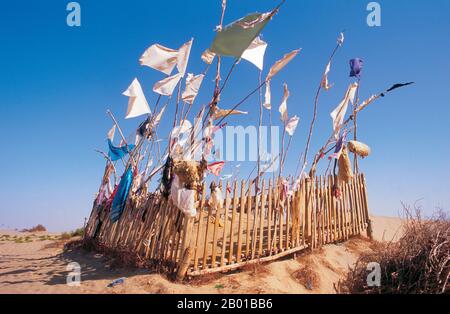 Cina: Tomba del deserto a Imam Asim Mazar (santuario) nel deserto vicino Khotan, provincia di Xinjiang. Il Santuario di Imam Asim e altre tombe si trovano a 23 chilometri da Khotan (Hotan) sulla strada meridionale della Seta. È il luogo di un enorme pellegrinaggio ogni maggio. Imam Asim fu uno dei primi missionari islamici a visitare questa zona. Foto Stock