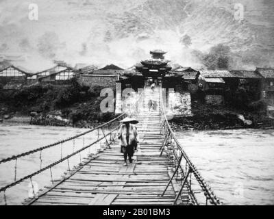 Cina: Muletiere che attraversano il ponte di Luding sul fiume Dadu nella contea di Luding, prefettura autonoma tibetana di Garze, Sichuan. Foto di Auguste Francois (20 agosto 1857 - 4 luglio 1935), c.. 1900. La Tea Horse Road (Cha ma Dao) era una rete di sentieri carovani che si snodavano tra le montagne di Yunnan, Sichuan e Tibet nella Cina sudoccidentale. È anche a volte indicato come la strada della seta meridionale e l'antica strada del cavallo del tè. Circa mille anni fa, l'antica via del tè era un collegamento commerciale tra lo Yunnan, una delle prime regioni produttrici di tè, e l'India attraverso il Myanmar. Foto Stock