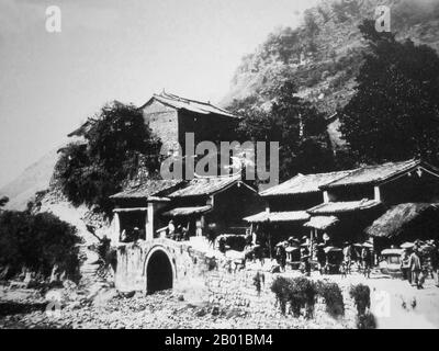 Cina: Un treno mulo che riposa sulla strada in un piccolo villaggio musulmano di Hui, Yunnan, 1903. La Tea Horse Road (Cha ma Dao) era una rete di sentieri carovanati che si snodavano tra le montagne di Yunnan, Sichuan e Tibet nella Cina sudoccidentale. È anche a volte indicato come la strada della seta meridionale e l'antica strada del cavallo del tè. Circa mille anni fa, l'antica via del tè era un collegamento commerciale tra Yunnan, una delle prime regioni produttrici di tè, e l'India attraverso la Birmania, il Tibet e la Cina centrale attraverso la provincia del Sichuan. Oltre al tè, le carovane portavano sale. Foto Stock