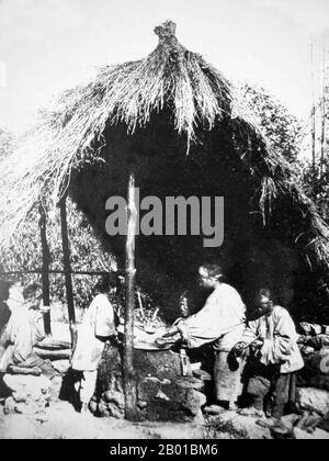 Cina: Un semplice ristorante vicino alla strada del cavallo del tè in Yunnan occidentale, c. 1900. La Tea Horse Road (Cha ma Dao) era una rete di sentieri carovani che si snodavano tra le montagne di Yunnan, Sichuan e Tibet nella Cina sudoccidentale. È anche a volte indicato come la strada della seta meridionale e l'antica strada del cavallo del tè. Circa mille anni fa, l'antica via del tè era un collegamento commerciale tra Yunnan, una delle prime regioni produttrici di tè, e l'India attraverso la Birmania, il Tibet e la Cina centrale attraverso la provincia del Sichuan. Foto Stock