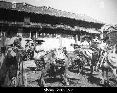 Cina: Una carovana musulmana Hui che passa attraverso un villaggio nello Yunnan occidentale, c. 1905. La Tea Horse Road (Cha ma Dao) era una rete di sentieri carovani che si snodavano tra le montagne di Yunnan, Sichuan e Tibet nella Cina sudoccidentale. È anche a volte indicato come la strada della seta meridionale e l'antica strada del cavallo del tè. Circa mille anni fa, l'antica via del tè era un collegamento commerciale tra Yunnan, una delle prime regioni produttrici di tè, e l'India attraverso la Birmania, il Tibet e la Cina centrale attraverso la provincia del Sichuan. Oltre al tè, le carovane portavano sale. Foto Stock