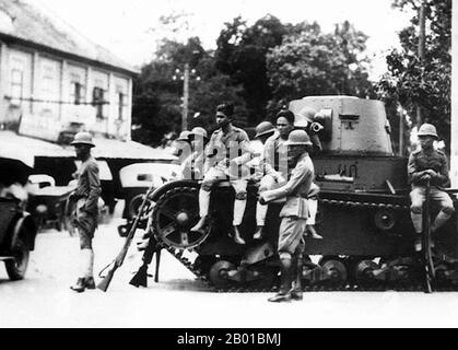 Thailandia: Truppe con un carro armato leggero per le strade di Bangkok dopo il colpo di stato democratico del 1932. Prima del 1932, il Regno del Siam non possedeva una legislatura, in quanto tutti i poteri legislativi erano conferiti alla persona del monarca. Questo è stato il caso dalla fondazione del Regno Sukhothai nel 12th ° secolo, come il re è stato visto come un 'Dharmarajaa' o re che governa in conformità con la legge buddista di giustizia. Tuttavia, il 24 giugno 1932 un gruppo di civili e militari, chiamandosi Khana Ratsadon (o Partito popolare), ha compiuto una rivoluzione senza sangue. Foto Stock