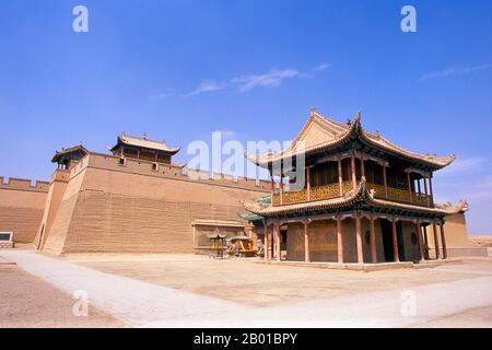 Cina: Wenchang Hall, Jiayuguan Fort, Jiayuguan, Gansu. Jiayuguan, il “primo e più grande passo sotto il cielo”, fu completato nel 1372 su ordine di Zhu Yuanzhang, il primo imperatore Ming (1368-98), per segnare la fine della Grande Muraglia Ming. Era anche il limite stesso della civiltà cinese, e gli inizi delle terre “barbariche” esterne. Per secoli il forte non era solo di importanza strategica per i cinesi Han, ma anche di significato culturale. Questo era l'ultimo luogo civilizzato prima delle tenebre esterne, e quelli che procedono oltre affrontarono una vita di esilio tra stranieri nomadi. Foto Stock