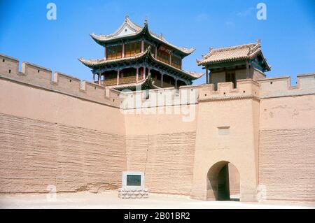 Cina: Ingresso esterno a Guanghua Men (porta dell'Illuminismo), Jiayuguan Fort, Jiayuguan, Gansu. Jiayuguan, il “primo e più grande passo sotto il cielo”, fu completato nel 1372 su ordine di Zhu Yuanzhang, il primo imperatore Ming (1368-98), per segnare la fine della Grande Muraglia Ming. Era anche il limite stesso della civiltà cinese, e gli inizi delle terre “barbariche” esterne. Per secoli il forte non era solo di importanza strategica per i cinesi Han, ma anche di significato culturale. Questo era l'ultimo luogo civilizzato prima delle tenebre esterne. Foto Stock