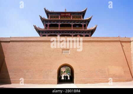 Cina: Guanghua Men (porta dell'illuminazione), Jiayuguan Fort, Jiayuguan, Gansu. Jiayuguan, il “primo e più grande passo sotto il cielo”, fu completato nel 1372 su ordine di Zhu Yuanzhang, il primo imperatore Ming (1368-98), per segnare la fine della Grande Muraglia Ming. Era anche il limite stesso della civiltà cinese, e gli inizi delle terre “barbariche” esterne. Per secoli il forte non era solo di importanza strategica per i cinesi Han, ma anche di significato culturale. Questo era l'ultimo luogo civilizzato prima delle tenebre esterne, e quelli che procedono oltre affrontarono una vita di esilio. Foto Stock