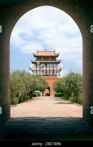 Cina: Guanghua Men (porta dell'illuminazione), Jiayuguan Fort, Jiayuguan, Gansu. Jiayuguan, il “primo e più grande passo sotto il cielo”, fu completato nel 1372 su ordine di Zhu Yuanzhang, il primo imperatore Ming (1368-98), per segnare la fine della Grande Muraglia Ming. Era anche il limite stesso della civiltà cinese, e gli inizi delle terre “barbariche” esterne. Per secoli il forte non era solo di importanza strategica per i cinesi Han, ma anche di significato culturale. Questo era l'ultimo luogo civilizzato prima delle tenebre esterne, e quelli che procedono oltre affrontarono una vita di esilio. Foto Stock