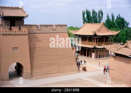 Cina: Wenchang Hall e porta forte, Jiayuguan Fort, Jiayuguan, Gansu. Jiayuguan, il “primo e più grande passo sotto il cielo”, fu completato nel 1372 su ordine di Zhu Yuanzhang, il primo imperatore Ming (1368-98), per segnare la fine della Grande Muraglia Ming. Era anche il limite stesso della civiltà cinese, e gli inizi delle terre “barbariche” esterne. Per secoli il forte non era solo di importanza strategica per i cinesi Han, ma anche di significato culturale. Questo era l'ultimo luogo civilizzato prima delle tenebre esterne, e quelli che procedono oltre affrontarono una vita di esilio. Foto Stock