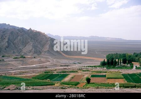 Cina: La Grande Muraglia sovrastante (Xuanbi Changcheng) serpeggia la sua strada attraverso la campagna 8km a nord-ovest del Forte di Jiayuguan. La sovrastante Grande Muraglia (Xuanbi Changcheng) fu costruita durante la Dinastia Ming (1368-1644). Jiayuguan, il “primo e più grande passo sotto il cielo”, fu completato nel 1372 su ordine di Zhu Yuanzhang, il primo imperatore Ming (1368-98), per segnare la fine della Grande Muraglia Ming. Era anche il limite stesso della civiltà cinese, e gli inizi delle terre “barbariche” esterne. Foto Stock