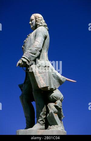 India: Statua di Giuseppe Francesco Dupleix, il più famoso governatore di Pondicherry. Center Joseph-Francois, Marchese Dupleix (1 gennaio 1697 – 10 novembre 1763), è stato un . Pondicherry era la capitale degli ex territori francesi in India. Oltre alla stessa Pondi – acquisita da un governatore locale nel 1674 – questi includevano Chandernagore in Bengala (1690); Mahé in Kerala (1725); Yanam in Andhra Pradesh (1731); e Karaikal in Tamil Nadu (1739). Chandernagore è tornato in India tre anni dopo l'indipendenza, nel 1951, e fu assorbito nel Bengala Occidentale. Foto Stock