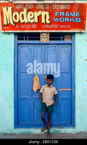 India: Tamil ragazzo, Pondicherry. Pondicherry era la capitale degli ex territori francesi in India. Oltre alla stessa Pondi – acquisita da un governatore locale nel 1674 – questi includevano Chandernagore in Bengala (1690); Mahé in Kerala (1725); Yanam in Andhra Pradesh (1731); e Karaikal in Tamil Nadu (1739). Chandernagore è tornato in India tre anni dopo l'indipendenza, nel 1951, e fu assorbito nel Bengala Occidentale. Tornati in India nel 1956, i quattro territori rimanenti furono costituiti come territorio dell'Unione di Pondicherry nel 1962. Foto Stock