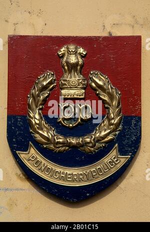 India: Emblema della polizia di Pondicherry. Pondicherry era la capitale degli ex territori francesi in India. Oltre alla stessa Pondi – acquisita da un governatore locale nel 1674 – questi includevano Chandernagore in Bengala (1690); Mahé in Kerala (1725); Yanam in Andhra Pradesh (1731); e Karaikal in Tamil Nadu (1739). Chandernagore è tornato in India tre anni dopo l'indipendenza, nel 1951, e fu assorbito nel Bengala Occidentale. Tornati in India nel 1956, i quattro territori rimanenti furono costituiti come territorio dell'Unione di Pondicherry nel 1962. Foto Stock