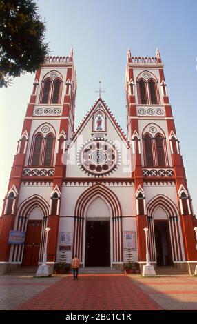 India: La Chiesa del Sacro cuore di Gesù, Pondicherry. Pondicherry era la capitale degli ex territori francesi in India. Oltre alla stessa Pondi – acquisita da un governatore locale nel 1674 – questi includevano Chandernagore in Bengala (1690); Mahé in Kerala (1725); Yanam in Andhra Pradesh (1731); e Karaikal in Tamil Nadu (1739). Chandernagore è tornato in India tre anni dopo l'indipendenza, nel 1951, e fu assorbito nel Bengala Occidentale. Tornati in India nel 1956, i quattro territori rimanenti furono costituiti come territorio dell'Unione di Pondicherry nel 1962. Foto Stock