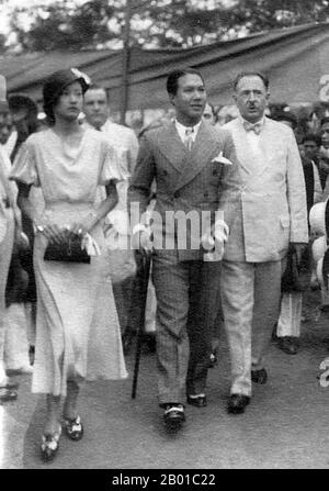 Vietnam: Imperatrice Nam Phuong (14 dicembre 1914 - 16 dicembre 1963) a piedi con l'imperatore Bao dai (22 ottobre 1913 - 30 luglio 1997), c.. 1952 Bảo Đại, nato Nguyễn Phúc Vĩnh Thụy, fu il 13th e ultimo governatore della dinastia Nguyen. Dal 1926 al 1945 fu imperatore di Annam sotto la 'protezione' francese. L'imperatrice Nam Phương, nata Marie-Thérèse Nguyễn Hữu Thị LAN, fu la prima e primaria moglie di Bảo Đại, l'ultimo re di Annam e ultimo imperatore del Vietnam, dal 1934 fino alla sua morte. Fu anche la seconda e ultima consorte imperatrice (hoàng hậu) della dinastia Nguyễn. Foto Stock