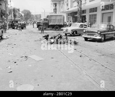 Vietnam: Scena di un NLF (Viet Cong) auto bombardamento, nel centro di Saigon, 30 marzo 1965. La seconda guerra indochina, conosciuta in America come la guerra del Vietnam, fu un conflitto militare dell'epoca della guerra fredda che si verificò in Vietnam, Laos e Cambogia dal 1 novembre 1955 alla caduta di Saigon il 30 aprile 1975. Questa guerra seguì la prima Guerra d'Indocina e fu combattuta tra il Vietnam del Nord, sostenuto dai suoi alleati comunisti, e il governo del Vietnam del Sud, sostenuto dagli Stati Uniti e da altre nazioni anticomuniste. Gli Stati Uniti consideravano il coinvolgimento nella guerra come un modo per impedire un'acquisizione comunista del Vietnam del Sud. Foto Stock