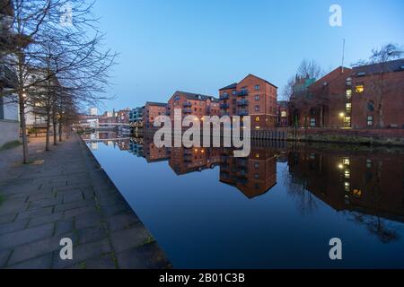 Il canale e il suo ponte a Leeds Uk Foto Stock