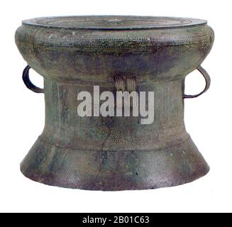 Vietnam: Dong Son tamburo di bronzo, c.. 500-100 A.C. Đông Sơn era una cultura preistorica dell'età del bronzo in Vietnam, centrata sulla valle del fiume Rosso nel nord del Vietnam. In questo periodo apparvero i primi regni vietnamiti di Văn Lang e Âu Lạc. La sua influenza fiorì in altre parti vicine del Sud-est asiatico da circa 500 a.C. a 100 d.C. Foto Stock