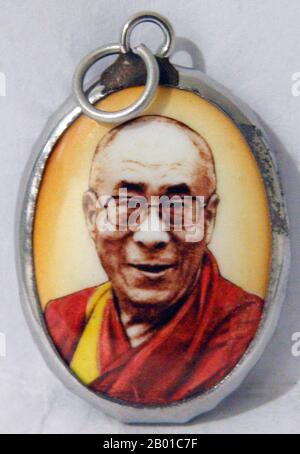Tibet/Cina/India: Amuleto buddista tibetano del 14th Dalai lama, Tenzin Gyatso (6 luglio 1935-). Il Dalai lama 14th (nome religioso: Tenzin Gyatso, abbreviato da Jetsun Jamphel Ngawang Lobsang Yeshe Tenzin Gyatso, nato Lhamo Dondrub) è il Dalai lama 14th. I Dalai Lamas sono la figura più influente nella stirpe Gelugpa del buddismo tibetano, anche se negli ultimi anni il 14th ha consolidato il controllo sulle altre stirpe. Ha vinto il Premio Nobel per la pace nel 1989 ed è noto anche per la sua difesa permanente dei tibetani all'interno e all'esterno del Tibet. Foto Stock