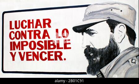 Cuba: Strada rivoluzionaria che incetta Fidel Castro con la massima: "Lottare contro l'impossibile e vincere”. La Rivoluzione cubana fu una rivolta armata di successo da parte del movimento di Fidel Castro del 26th luglio, che rovesciò il dittatore cubano Fulgencio Batista sostenuto dagli Stati Uniti il 1 gennaio 1959, dopo oltre cinque anni di lotta. Foto Stock