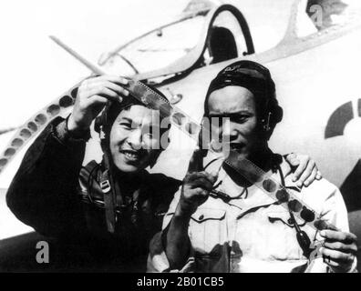 Vietnam: Vietnam Peoples' Air Force MIG-17 piloti in esame film di un dogfight con aerei USAF, Hanoi, c.. 1966. La seconda guerra d'Indocina, conosciuta in America come guerra del Vietnam, fu un conflitto militare dell'epoca della guerra fredda che si verificò in Vietnam, Laos e Cambogia dal 1 novembre 1955 alla caduta di Saigon il 30 aprile 1975. Questa guerra seguì la prima Guerra d'Indocina e fu combattuta tra il Vietnam del Nord, sostenuto dai suoi alleati comunisti, e il governo del Vietnam del Sud, sostenuto dagli Stati Uniti e da altre nazioni anticomuniste. Foto Stock