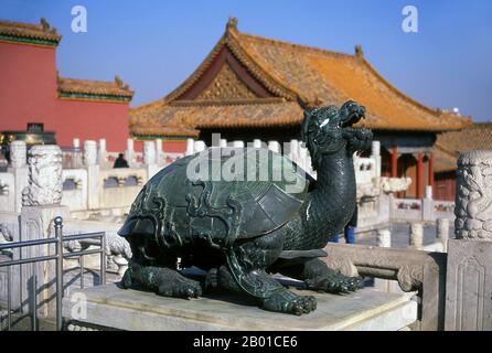 Cina: Statua della tartaruga del drago di bronzo accanto alla Sala dell'armonia Suprema, la Città Proibita (Zijin Cheng), Pechino. La Sala dell'armonia Suprema (pinyin: Tài Hé Diàn; Manchu: Amba hūwaliyambure deyen) è la sala più grande della Città Proibita. La Hall of Supreme Harmony è una delle più grandi strutture in legno della Cina. Era il luogo in cui la dinastia Ming e gli imperatori della dinastia Qing hanno ospitato le loro cerimonie di entronement e di nozze. Il nome della Sala fu cambiato da Feng Tian Dian a quello attuale dall'Imperatore Shunzhi della Dinastia Qing. Foto Stock