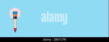 Rinnovo dell'immagine. Sfondo blu con una spazzola di vernice, composizione centrale. Appartamento laico, vista dall'alto, copia dello spazio. Foto Stock