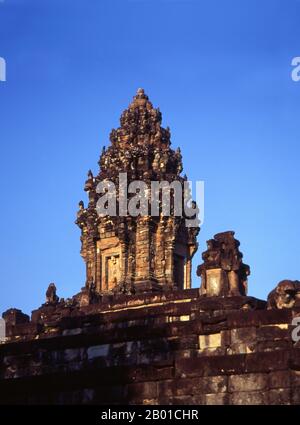 Cambogia: La torre principale nel santuario centrale, il tempio di Bakong, il complesso di Roluos, Angkor. Il Bakong è un tempio indù della fine del 9th ° secolo dedicato al dio Shiva. Mille anni fa Bakong era la caratteristica centrale della capitale di Jayavarman II, Hariharalaya. E 'costruito come una montagna tempio su un tumulo artificiale circondato da un fossato e pareti recintate esterne. Bakong è il monumento più grande del gruppo Roluos di Angkor. La parte centrale di Bakong poggia sul tumulo artificiale che rappresenta il Monte Meru. Questo tumulo è circondato da otto grandi torri di mattoni. Foto Stock