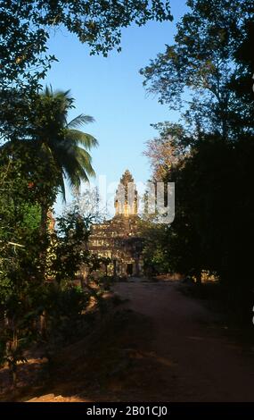 Cambogia: La torre principale nel santuario centrale, il tempio di Bakong, il complesso di Roluos, Angkor. Il Bakong è un tempio indù della fine del 9th ° secolo dedicato al dio Shiva. Mille anni fa Bakong era la caratteristica centrale della capitale di Jayavarman II, Hariharalaya. E 'costruito come una montagna tempio su un tumulo artificiale circondato da un fossato e pareti recintate esterne. Bakong è il monumento più grande del gruppo Roluos di Angkor. La parte centrale di Bakong poggia sul tumulo artificiale che rappresenta il Monte Meru. Questo tumulo è circondato da otto grandi torri di mattoni. Foto Stock