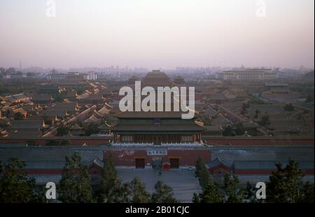 Cina: La Città Proibita (Zijin Cheng) da Jingshan Hill, Pechino. La Città Proibita, costruita tra il 1406 e il 1420, servì per 500 anni (fino alla fine dell'era imperiale nel 1911) come sede di ogni potere in Cina, trono del Figlio del Cielo e residenza privata di tutti gli imperatori della dinastia Ming e Qing. Il complesso si compone di 980 edifici con 8.707 baie di camere e copre 720.000 m2 (7.800.000 piedi quadrati). Jingshan (Prospect Hill) è una collina artificiale immediatamente a nord della Città Proibita. Fu costruito nell'era di Yongle della Dinastia Ming. Foto Stock