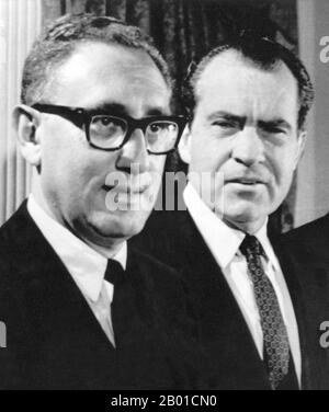 USA: Il presidente Richard Nixon (9 gennaio 1913 - 22 aprile 1994) con il suo consigliere e confidente Henry Kissinger (27 maggio 1923-), c.. 1970s. Kissinger ha ricoperto il ruolo di Consigliere per la sicurezza nazionale e successivamente di Segretario di Stato presso le amministrazioni dei Presidenti Richard Nixon e Gerald Ford. Dopo il suo mandato, la sua opinione è stata ancora ricercata da molti presidenti e da molti leader mondiali. Fautore della Realpolitik, Kissinger ha giocato un ruolo dominante nella politica estera degli Stati Uniti tra il 1969 e il 1977. Durante questo periodo, ha pionierizzato la politica di détente con l'Unione Sovietica. Foto Stock