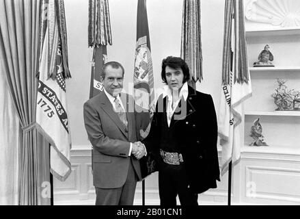 USA: Il presidente Richard Nixon (9 gennaio 1913 - 22 aprile 1994) stringe le mani con Elvis Presley (8 gennaio 1935 - 16 agosto 1977) alla Casa Bianca, 21 dicembre 1970. Elvis Presley ha incontrato il presidente Richard Nixon nell'Ufficio ovale della Casa Bianca il 21st dicembre 1970. La Nixon Library & Birthplace vende un certo numero di oggetti ricordo con questa foto e la didascalia, 'il presidente & il re'. Cheekily, questa immagine è detta per essere 'dei due più grandi artisti di registrazione del 20th ° secolo'. Foto Stock