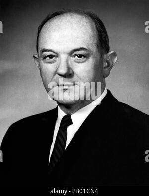 USA: David Dean Rusk (9 febbraio 1909 - 20 dicembre 1994), 54th Segretario di Stato (1961-1969) sotto i presidenti John F. Kennedy e Lyndon B. Johnson. Ritratto del Dipartimento di Stato, 1960s. Il 12 dicembre 1960, il Presidente eletto democratico John F. Kennedy nominò Segretario di Stato Rusk. Come Segretario di Stato, Rusk credeva nell'uso dell'azione militare per combattere il comunismo. Nonostante i dubbi privati sull'invasione della Baia dei suini, è rimasto non committale durante le riunioni del Consiglio esecutivo che hanno portato all'attacco e non si è mai opposto a tutto. Foto Stock