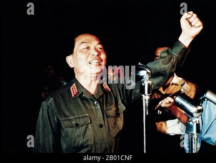 Vietnam: Generale Vo Nguyen Giap (25 agosto 1911 - 4 ottobre 2013), ministro della Difesa della Repubblica democratica del Vietnam, dà il saluto internazionale, Hanoi, 1969. Vo Nguyen Giap (vietnamita: Võ Nguyên Giáp) era un ufficiale vietnamita dell'esercito popolare del Vietnam e un politico. Fu comandante principale in due guerre: La prima guerra dell'Indocina (1946-1954) e la seconda guerra dell'Indocina (1960-1975). È stato anche giornalista, ministro degli interni del governo Việt Minh del presidente Hồ Chí Minh, comandante militare del Việt Minh e comandante dell'esercito popolare del Vietnam (PAVE). Foto Stock