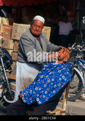 Cina: Una barba al sole, Kashgar, provincia di Xinjiang. La prima menzione di Kashgar si verifica quando un inviato della dinastia Han cinese (206 a.C. – 220 d.C.) percorreva la Northern Silk Road per esplorare le terre ad ovest. Un'altra prima menzione di Kashgar è durante l'ex Han (anche conosciuta come la dinastia Han occidentale), quando nel 76 a.C. i cinesi conquistarono il Xiongnu, Yutian (Khotan), Sulei (Kashgar), e un gruppo di stati nel bacino di Tarim quasi fino ai piedi delle montagne Tian Shan. Foto Stock