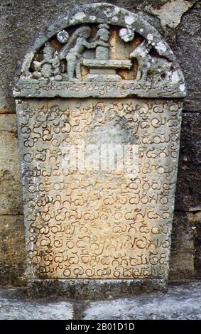 India: Iscrizione nello script di Kannada Hoysala, Tempio di Lakshmi Devi, Doddagaddavalli, Distretto di Hassan, Karnataka, 1115 CE. Foto di Dinesh Kannambadi (CC BY-SA 3,0 License). Il copione di Kannada è un alphasyllabary (a volte chiamato abugida) della famiglia Brahmic, usato principalmente per scrivere la lingua di Kannada, una delle lingue meridionali in India, ed anche il sanscrito in passato. Lo script Telugu è derivato dallo script Telugu-Kannada e assomiglia allo script Kannada. Lo script Kannada visualizza in genere bordi arrotondati e curve, non le forme diritte o a cuneo come in altri script. Foto Stock