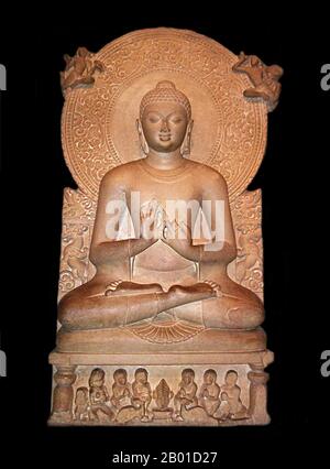 India: Statua del Buddha in dharmacakra mudra, simbolo dell'insegnamento del Dharma. Sarnath, Varanasi. Foto di Tevaprapas (CC BY-SA 3,0 licenza). Sarnath o Sārnātha (anche Mrigadava, Migadāya, Rishipattana, Isipatana) è il parco dei cervi dove il Buddha di Gautama insegnò per la prima volta il Dharma, e dove il Sangha buddista venne in vita. Sarnath si trova a 13 chilometri a nord-est di Varanasi, in Utttar Pradesh, India. Isipatana è menzionato dal Buddha come uno dei quattro luoghi di pellegrinaggio che i suoi devoti seguaci dovrebbero visitare, se desiderano visitare un luogo per questo motivo. Foto Stock