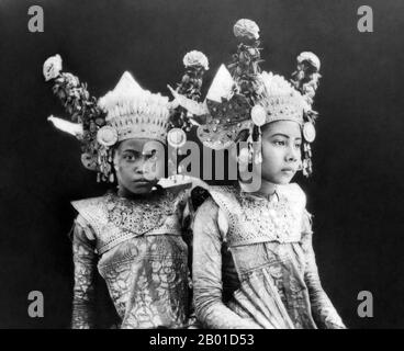 Indonesia: Due giovani ballerini Legong in posa sull'isola di Bali, c.. 1929. Legong è una forma di danza balinese. E' una forma di danza raffinata caratterizzata da intricati movimenti delle dita, complicate pedane, gesti espressivi ed espressioni facciali. Legong probabilmente ha avuto origine nel 19th ° secolo come intrattenimento reale. La leggenda narra che un principe di Sukwati si ammalò e ebbe un sogno vivido in cui due fanciulle danzavano alla musica gamelana. Quando si riprese, fece eseguire tali danze in realtà. Foto Stock