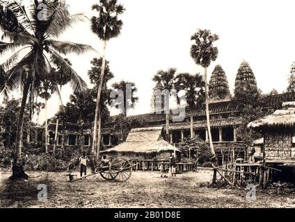 Cambogia: Palme da zucchero, abitazioni palafitte e un carro bue ad Angkor Wat, 1909. Angkor Wat fu costruito per il re Suryavarman II (r. 1113-1150) all'inizio del 12th ° secolo come il suo tempio di stato e capitale. Essendo il tempio meglio conservato del sito di Angkor, è l'unico ad essere rimasto un centro religioso significativo sin dalla sua fondazione: Prima indù, dedicato al dio Vishnu, poi buddista. E' l'edificio religioso piu' grande del mondo. Il tempio è in cima all'alto stile classico dell'architettura Khmer. È diventato un simbolo della Cambogia, che compare sulla sua bandiera nazionale. Foto Stock