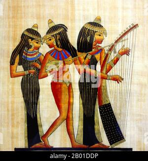 Egitto: Musicisti femminili, pittura moderna sul papiro dopo 'musicisti di Amun', Tomba di Nakht, Dinastia 18th (1422-1411 a.C.), Tebe. La musica egiziana è stata parte integrante della cultura egiziana fin dai tempi antichi. Gli antichi Egiziani accreditarono a uno dei loro dei Thoth l'invenzione della musica, che Osiride a sua volta utilizzò come parte del suo sforzo di civilizzare il mondo. Le prime prove materiali e rappresentative degli strumenti musicali egiziani risalgono al periodo predinastico, ma le prove sono attestate più saldamente nel Vecchio Regno. Foto Stock