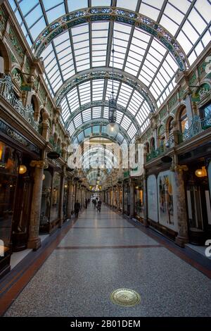 Atrium presso un centro commerciale a Leeds UK Foto Stock