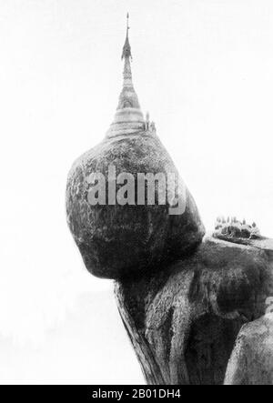 Birmania: Kyaiktiyo Pagoda, 1892-1896. La Pagoda di Kyaiktiyo (conosciuta anche come Golden Rock) è un noto luogo di pellegrinaggio buddista nello Stato di Mon, nella Birmania orientale. Si tratta di una piccola pagoda (7,3 metri (24 piedi)) costruita sulla cima di un masso di granito coperto con foglie d'oro incollato da devoti. Secondo la leggenda, la roccia dorata stessa è arroccata precariamente su un filo dei capelli del Buddha. La roccia sembra sfidare la gravità, poiché sembra essere perennemente sul punto di rotolare giù la collina. Foto Stock