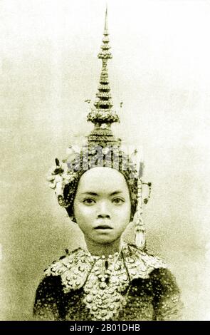 Cambogia: Una giovane prima ballerina del Balletto reale cambogiano, Lycee Sisowath, 1915. La danza classica Khmer è una forma tradizionale di danza in Cambogia che condivide molte somiglianze con le danze classiche della Thailandia e del Laos. La forma cambogiana è conosciuta con vari nomi in inglese, come Khmer Royal Ballet e Cambogian Court Dance. Essendo una forma d'arte altamente stilizzata eseguita principalmente dalle donne, la danza classica Khmer, durante l'era del protettorato francese, era in gran parte confinata alle corti dei palazzi reali, eseguita dalle consorti, dalle concubine, dai parenti e dagli assistenti del palazzo. Foto Stock