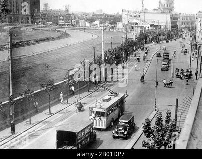 Cina: Una vista di Shanghai Yuqiaqing Road (ora chiamato Xijang Lu o Tibet Road) all'inizio del 20th ° secolo. Shanghai (cinese: 上 海; Pinyin Shànghǎi) è una delle città più grandi per popolazione della Repubblica popolare cinese e del mondo. La città si trova nella Cina orientale, nella parte centrale della costa cinese, e si trova alla foce del fiume Yangtze. Grazie alla sua rapida crescita negli ultimi due decenni, è nuovamente diventata una città globale, esercitando influenza su finanza, commercio, moda, tecnologia e cultura. Foto Stock