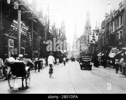 Cina: Nanjing Road di Shanghai all'inizio del 20th ° secolo. Nanjing Road (cinese: 南京路; pinyin: Nánjīng Lù) è la principale via dello shopping di Shanghai, Cina, ed è una delle strade dello shopping più trafficate al mondo. L'odierna Nanjing Road comprende due sezioni, Nanjing Road East e Nanjing Road West. In alcuni contesti, 'Nanjing Road' si riferisce solo a quello che era prima del 1945 Nanjing Road, l'attuale Nanjing Road East, che è in gran parte pedonale. Prima del 1949, il nome inglese della strada fu reso "Nanking Road" usando la romanizzazione standard di Wade Giles del tempo. Foto Stock