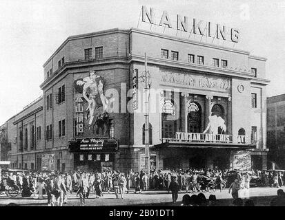 Cina: Il Teatro Nanking mostra 'Tarzan e il suo compagno', Shanghai, 1934. Shanghai (cinese: 上 海; Pinyin Shànghǎi) è una delle città più grandi per popolazione della Repubblica popolare cinese e del mondo. La città si trova nella Cina orientale, nella parte centrale della costa cinese, e si trova alla foce del fiume Yangtze. Grazie alla sua rapida crescita negli ultimi due decenni, è nuovamente diventata una città globale, esercitando influenza su finanza, commercio, moda, tecnologia e cultura. Una volta una semplice città di pesca e tessuti, Shanghai è cresciuta di importanza nel 19th ° secolo. Foto Stock