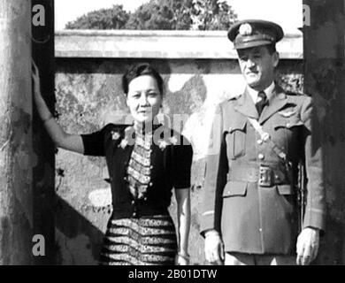 Cina: Generale Claire Chennault (6 settembre 1893 - 27 luglio 1958), fondatore delle Tigri volanti, con Soong May Ling (5 marzo 1898 - 23 ottobre 2003), aka Madame Chiang Kai Shek, Yunnan, c. 1940. Soong May-ling o Soong Mei-ling, nota anche come Madame Chiang Kai-shek (cinese tradizionale: 宋美齡; cinese semplificato: 宋美龄; pinyin: Sòng Měilíng) è stata una prima Signora della Repubblica di Cina (ROC), moglie dell'ex presidente Chiang Kai-shek (蔣中正 / 蔣介石). Il tenente generale Claire Lee Chennault è stato un aviatore militare americano che ha lavorato come allenatore e consigliere di aviazione in Cina durante la seconda guerra mondiale Foto Stock