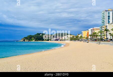 Lloret DE MAR, SPAGNA - 19 APRILE 2017: Vista panoramica sulla spiaggia di Platja de Lloret de Mar, Spagna. E' la spiaggia principale in questo popolare Foto Stock