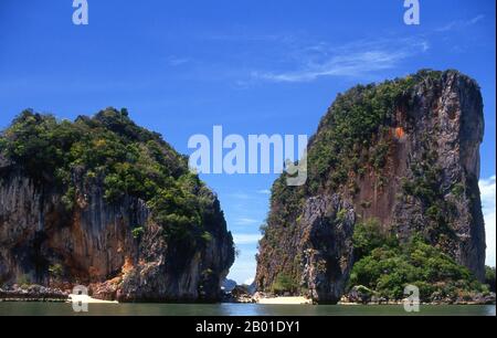 Thailandia: Ko Khao Phing Kan (Isola di James Bond), Parco Nazionale di Ao Phang Nga (Baia di Phangnga), Provincia di Phang Nga. Inaugurato nel 1981, il Parco Nazionale di Ao Phang Nga copre un'area di circa 400 kmq ed è composto principalmente da rocce carsiche e isole, torreggianti scogliere e le acque cristalline del Mare di Phuket. Anche se ospita un'ampia varietà di creature marine e costiere, tra cui il monitor d'acqua lungo due metri, la maggior parte delle persone visita il parco per ammirare e navigare attraverso e intorno alle numerose torri carsiche incombenti. Foto Stock